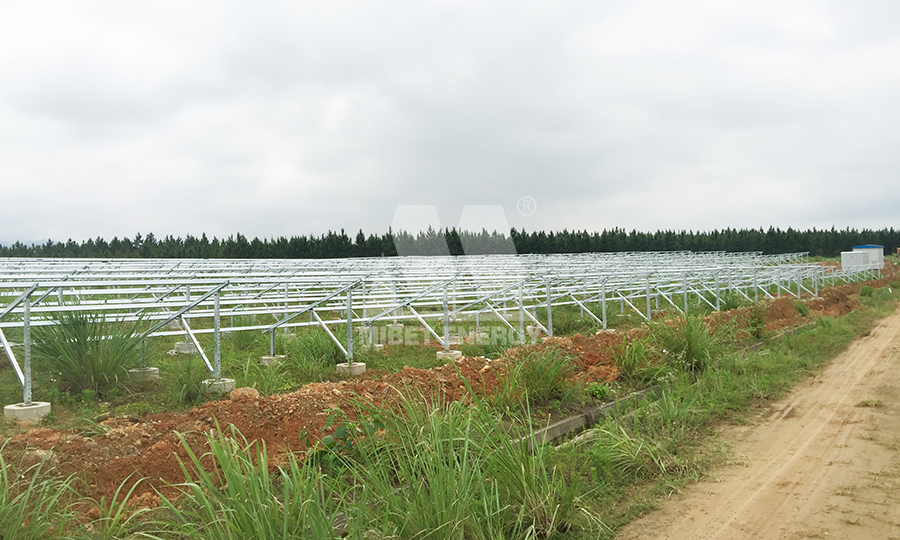2015.12 中國臨湘市20MW 地面碳鋼支架安裝項(xiàng)目