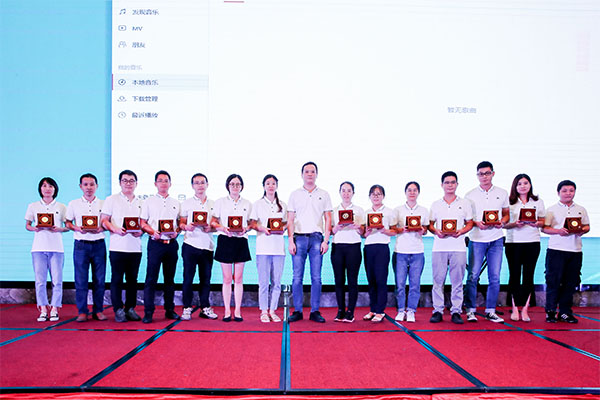 老員工頒獎(jiǎng).jpg 老員工頒獎(jiǎng).jpg