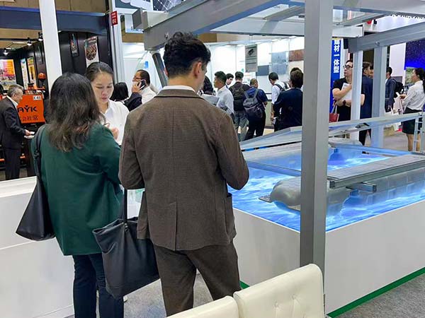 來(lái)賓參觀(guān)了解產(chǎn)品