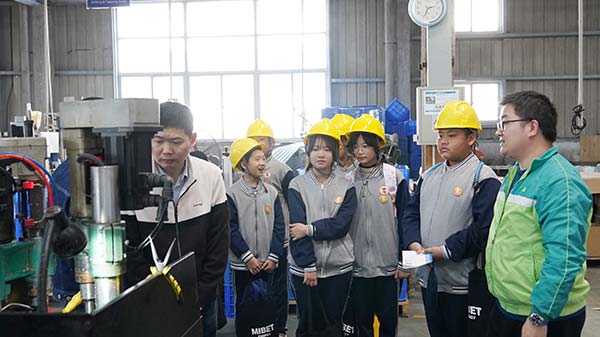 邁貝特?cái)y手青少年探索綠色智造工廠